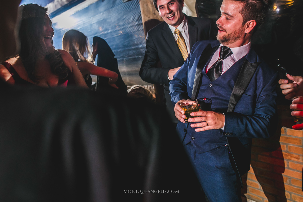 Noivo dançando com seus convidados na pista de dança