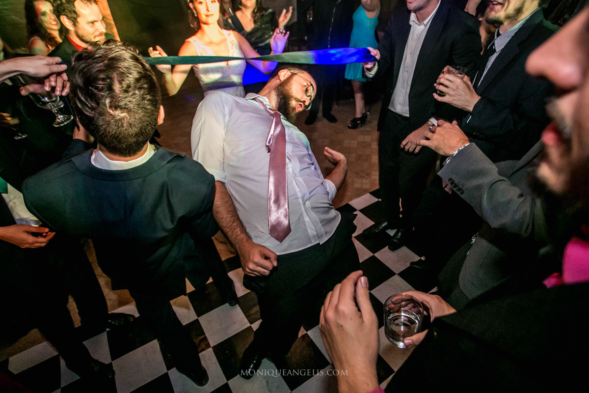 Os convidados se divertindo na pista de dança