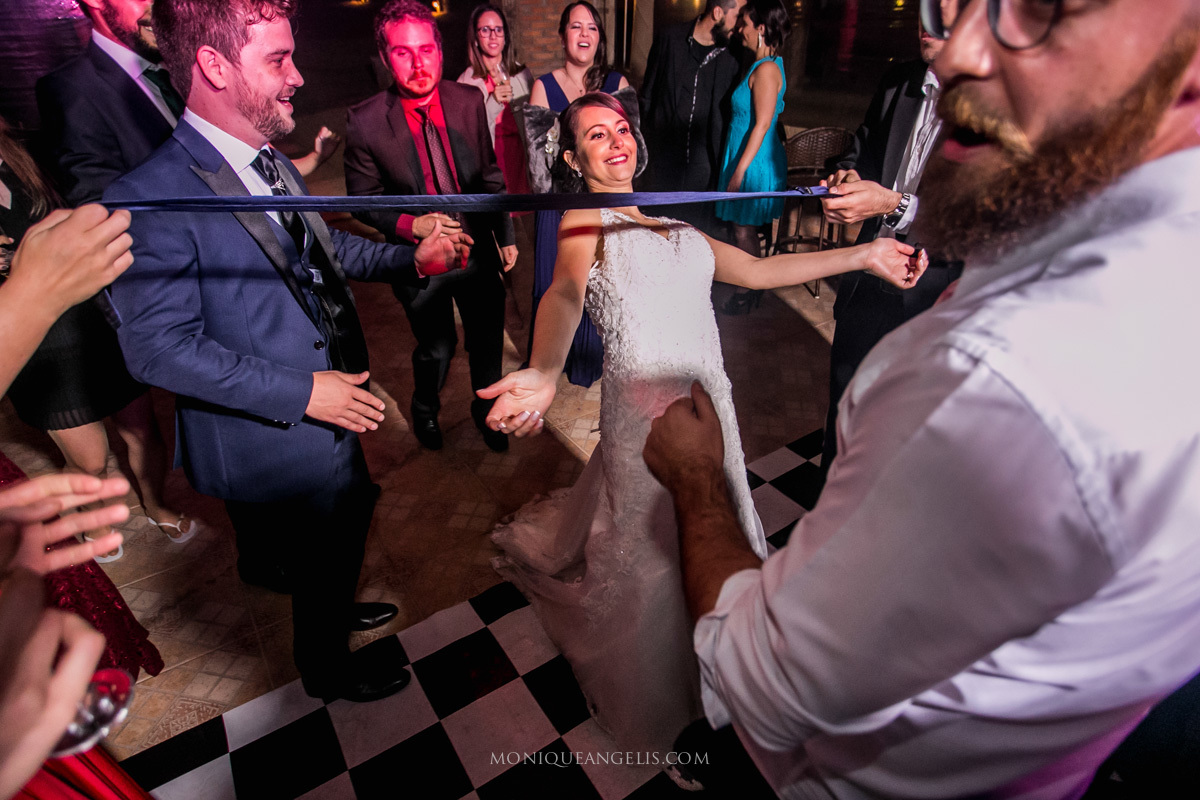 A noiva se divertindo com seus convidados na pista de dança