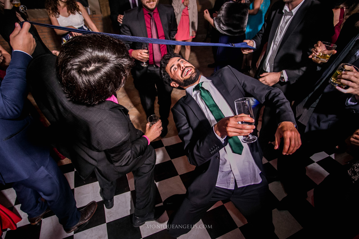 Os convidados se divertindo na pista de dança