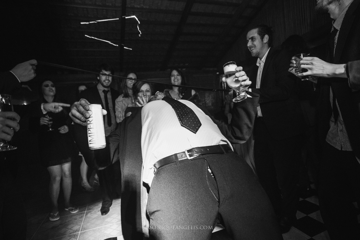 Os convidados se divertindo na pista de dança