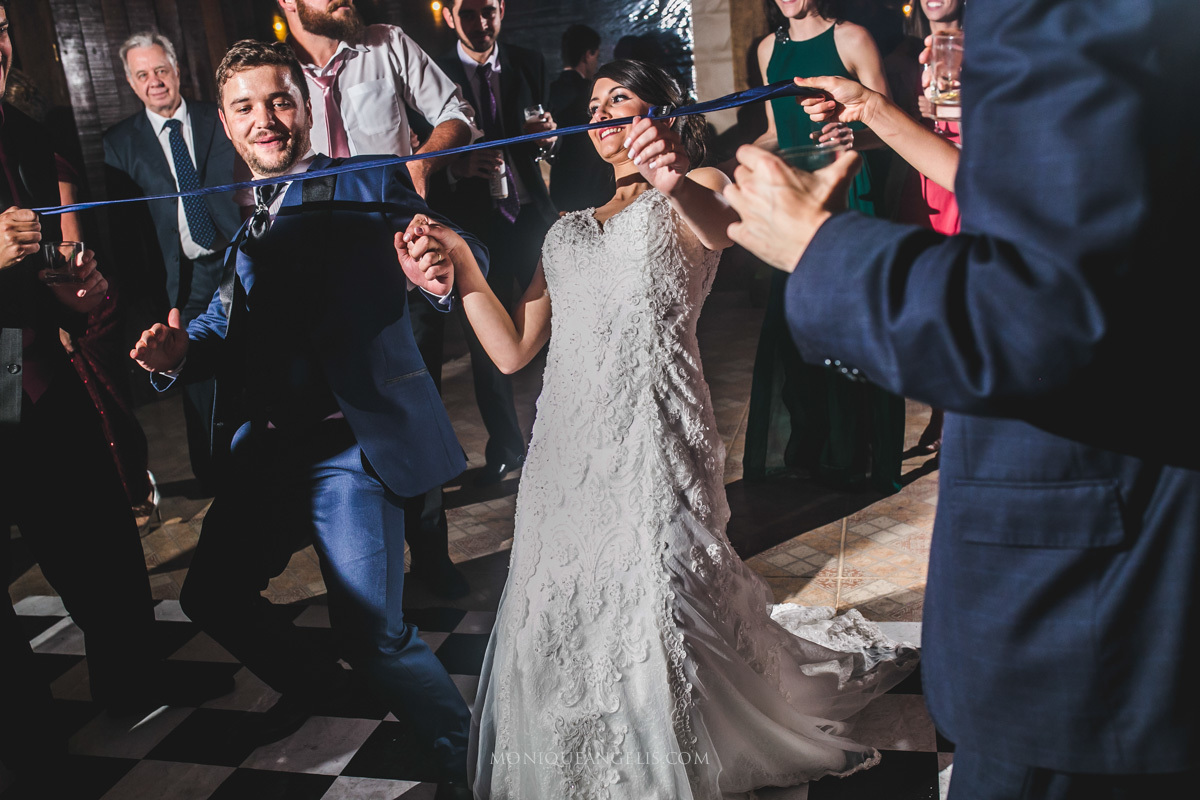 A noiva se divertindo com seus convidados na pista de dança