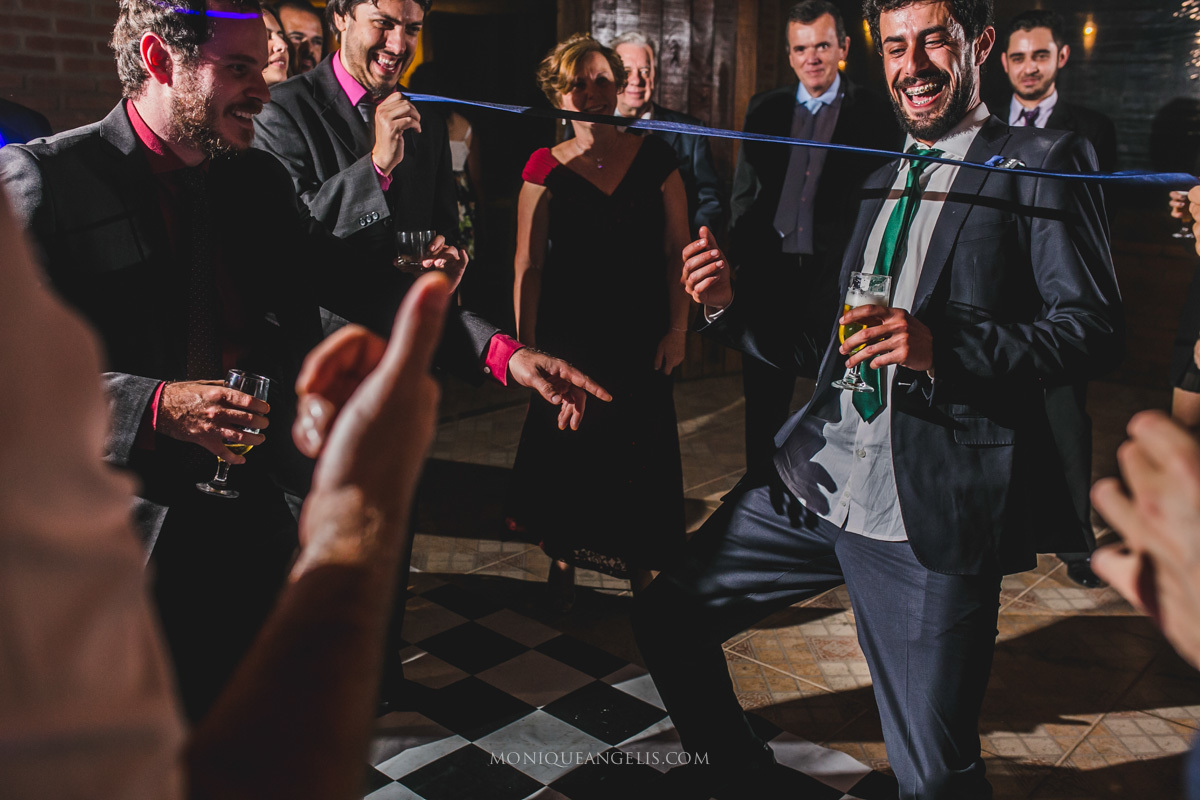 Os convidados se divertindo na pista de dança