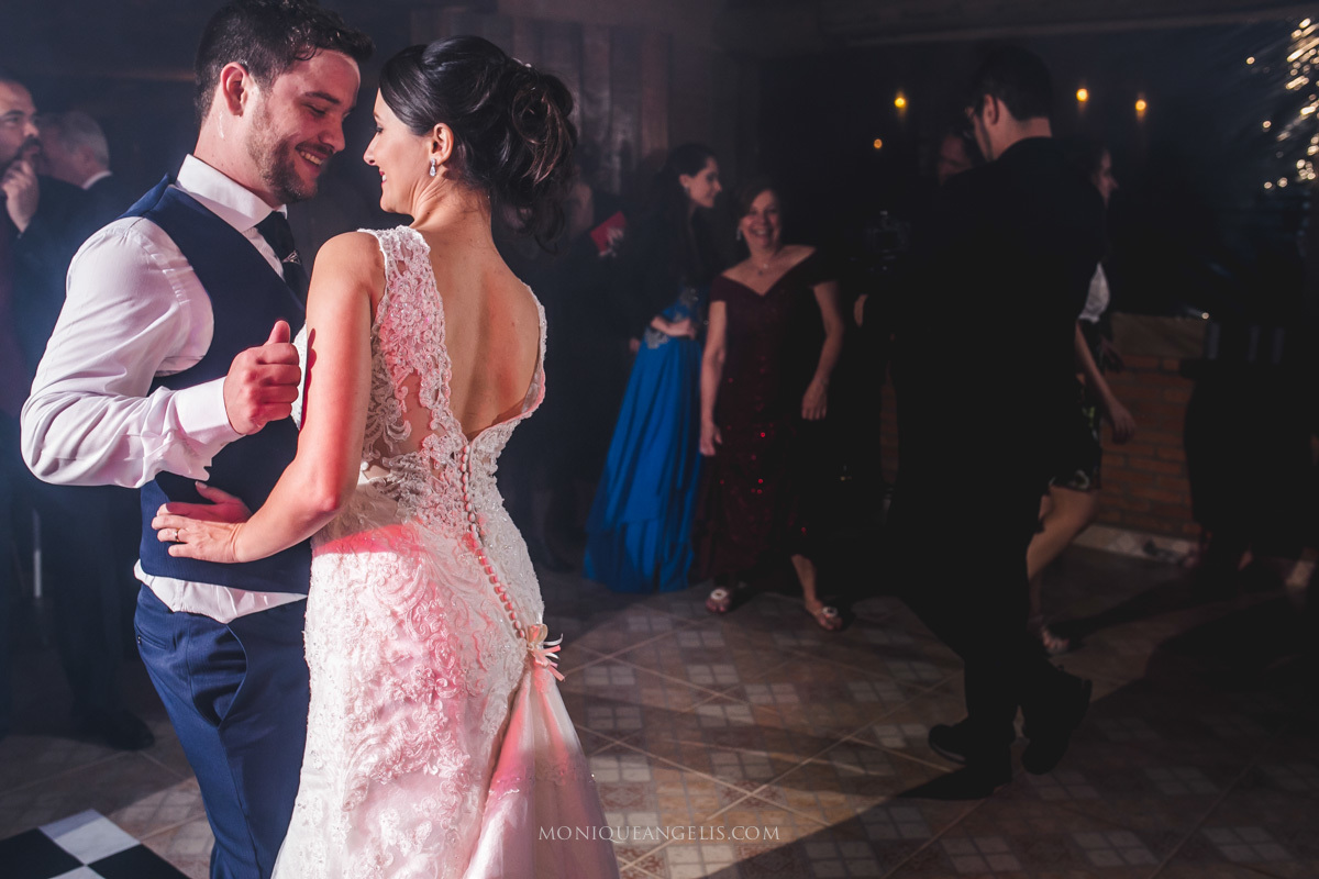 Os noivos dançando na pista de dança durante a festa do casamento