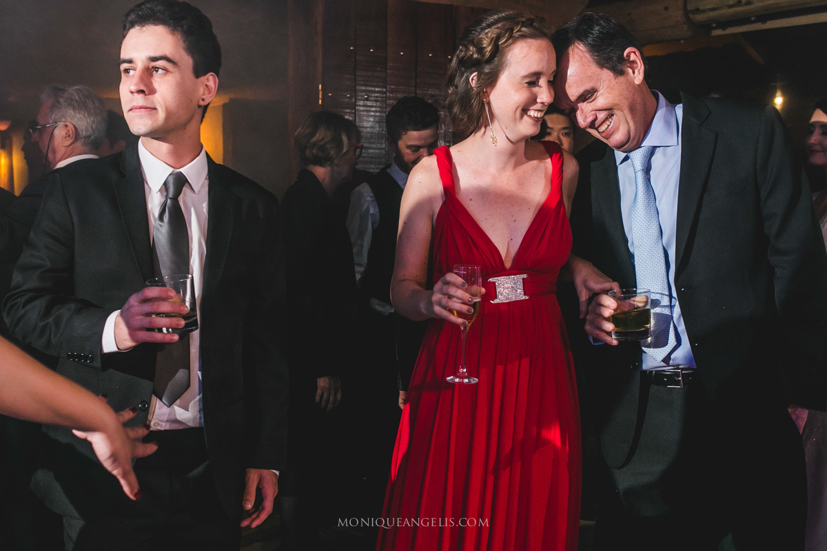 O pai do noivo se divertindo durante a festa