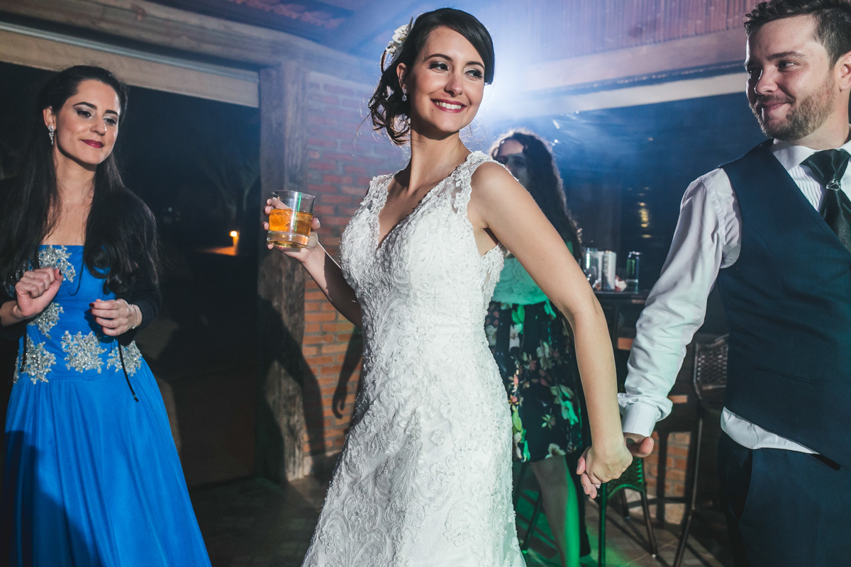 a noiva dançando com o noivo na festa