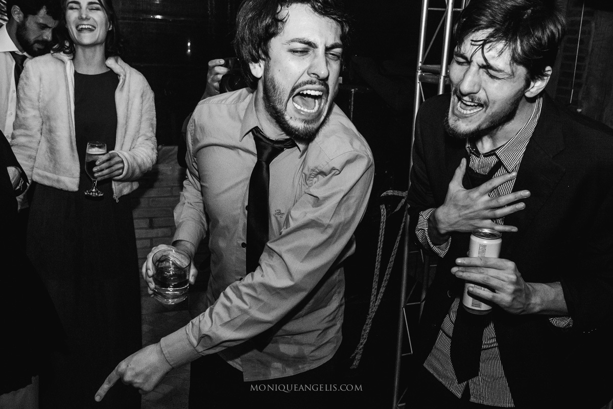 Amigos do noivo se divertindo e bebendo na festa