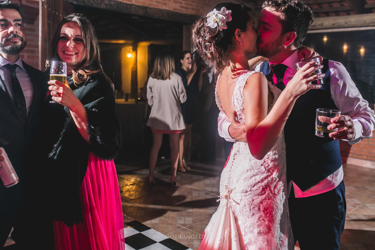 O beijo dos noivos durante a festa do casamento