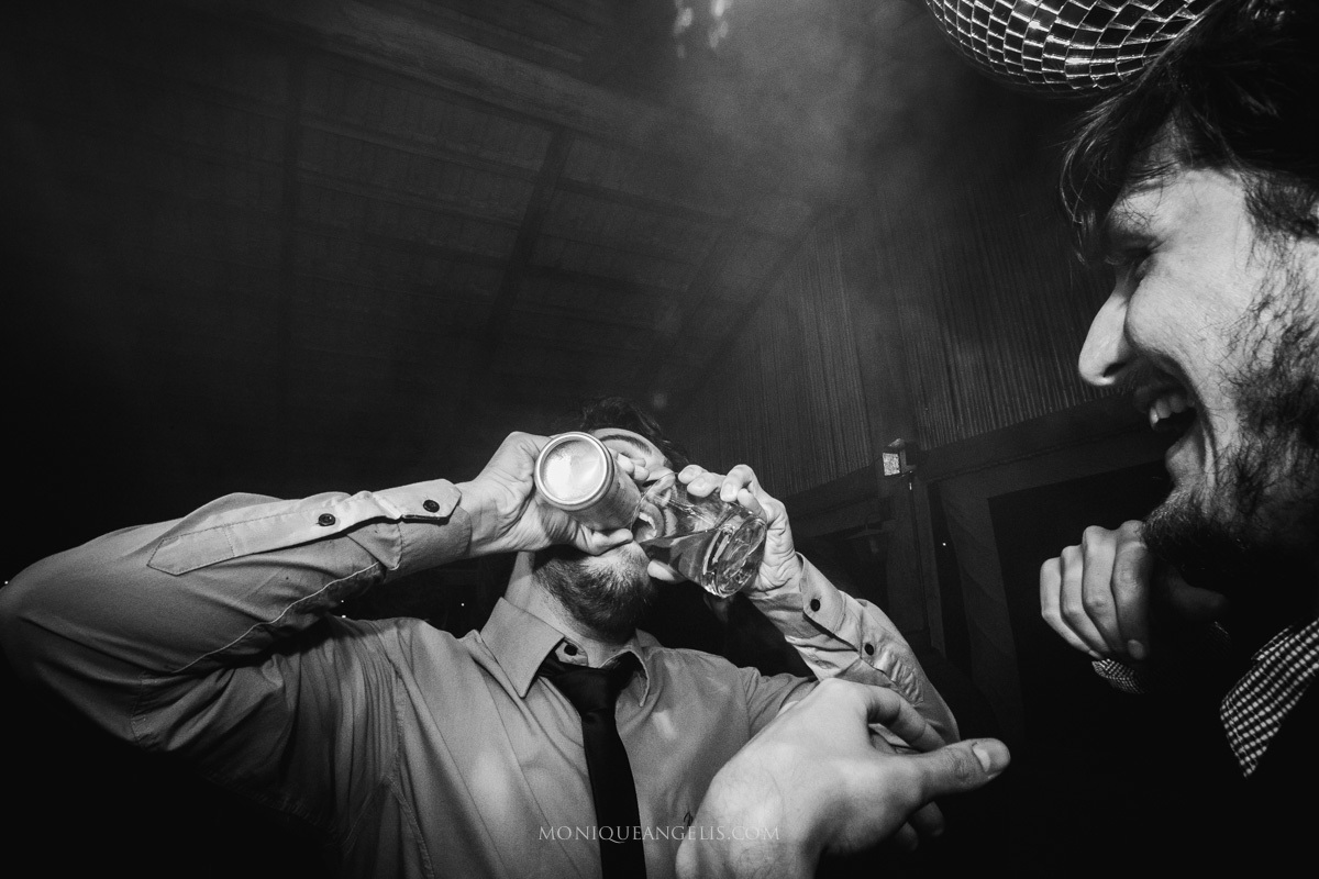 amigo do noivo brincando com bebida durante a festa