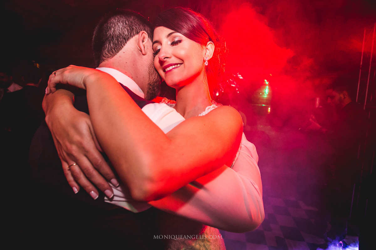 O abraço da noiva no noivo durante a festa