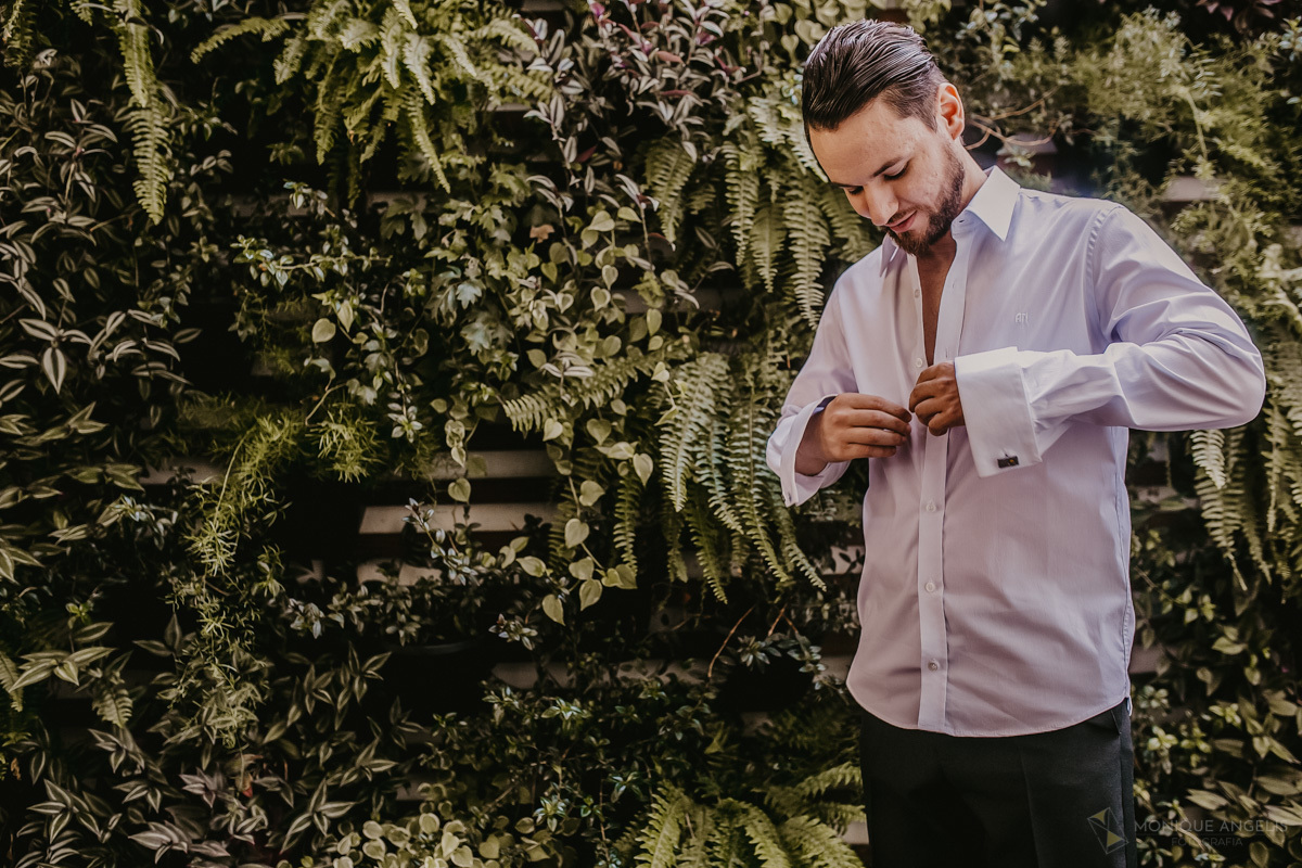 Noivo se arrumando antes do casamento