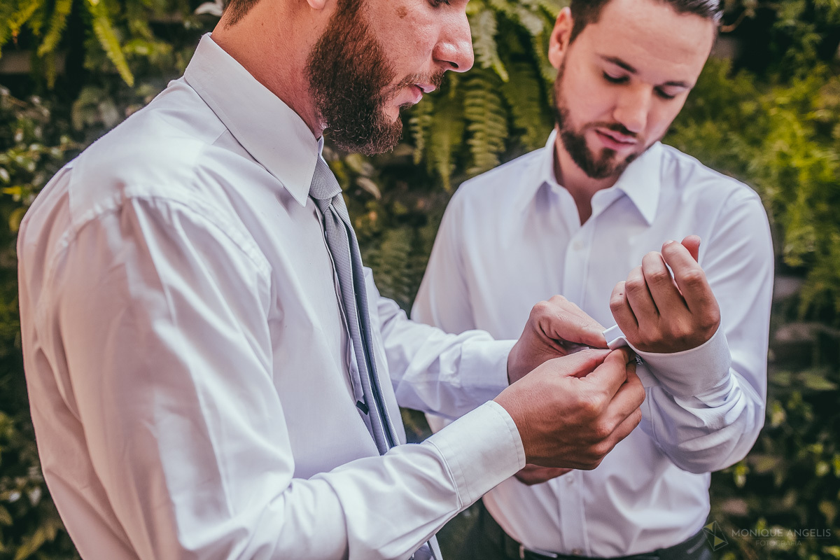 O irmão ajudando o noivo se arrumar
