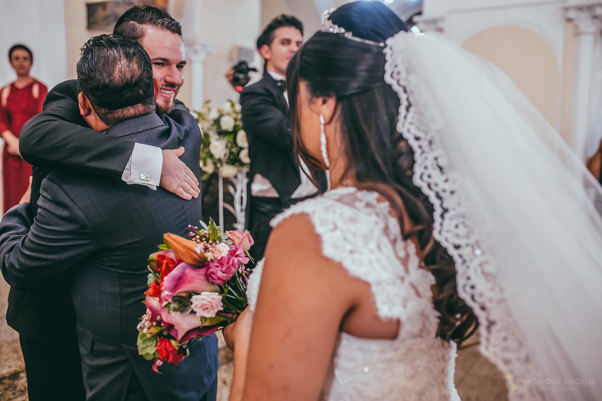 O noivo recebendo os abraços do sogro