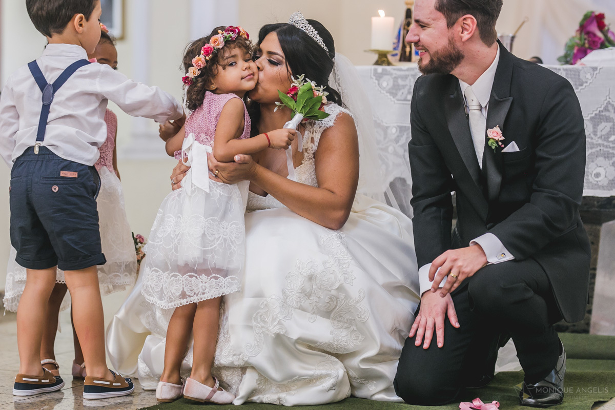 A noiva beijando a daminha