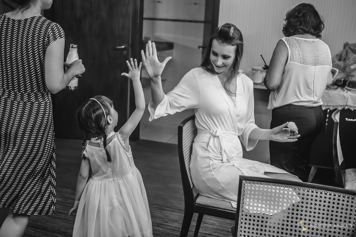 Noiva cumprimentando a daminha