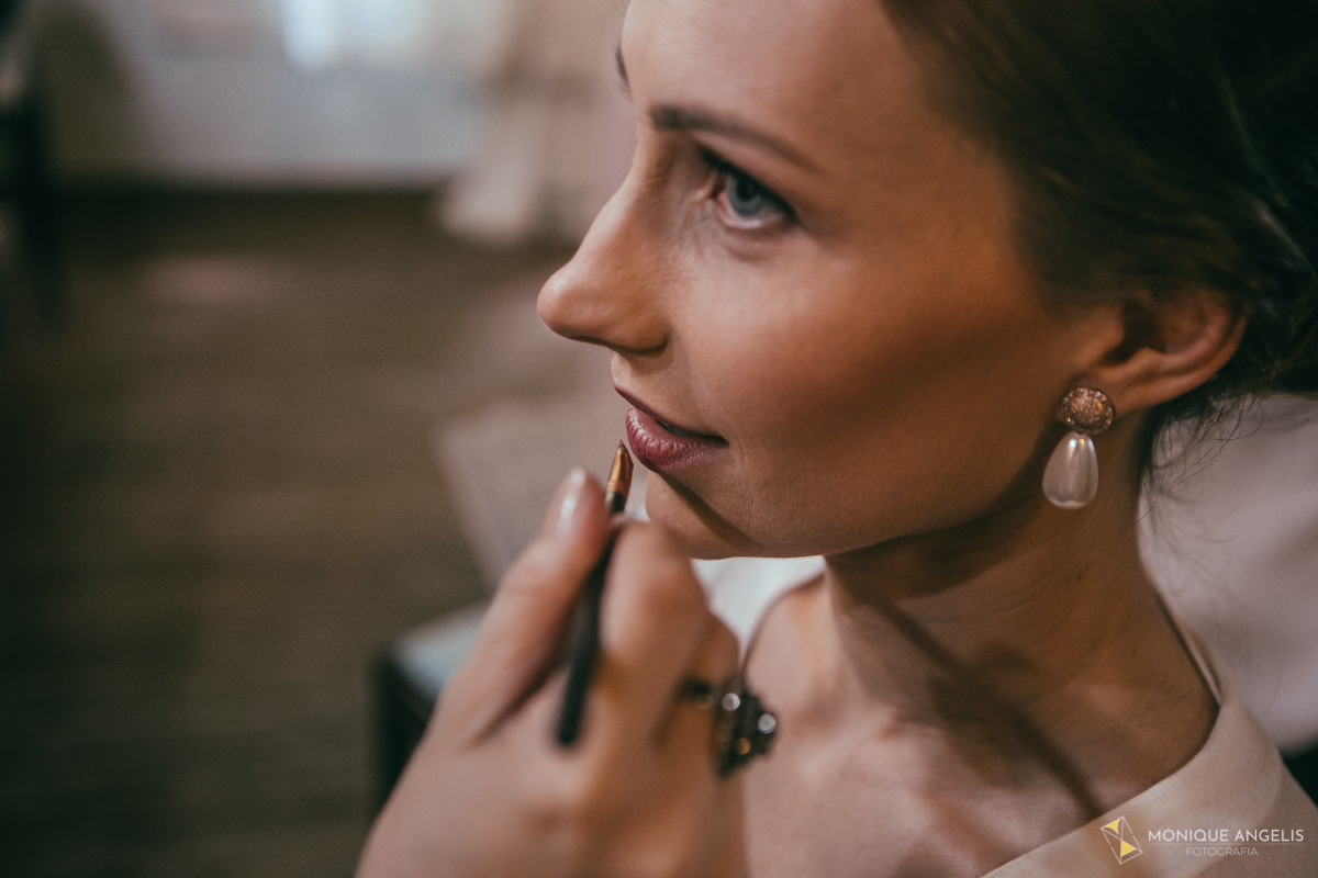 Retoque da maquiagem da noiva antes do casamento