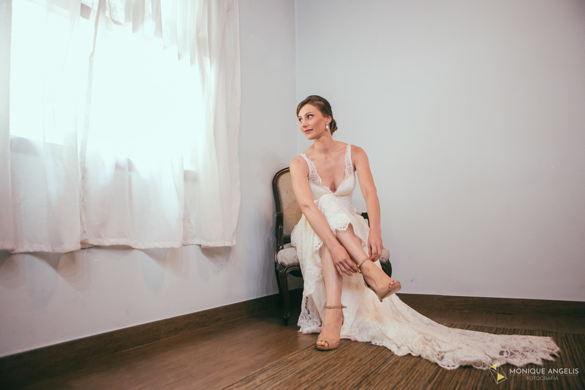 noiva colocando seu sapato antes do casamento