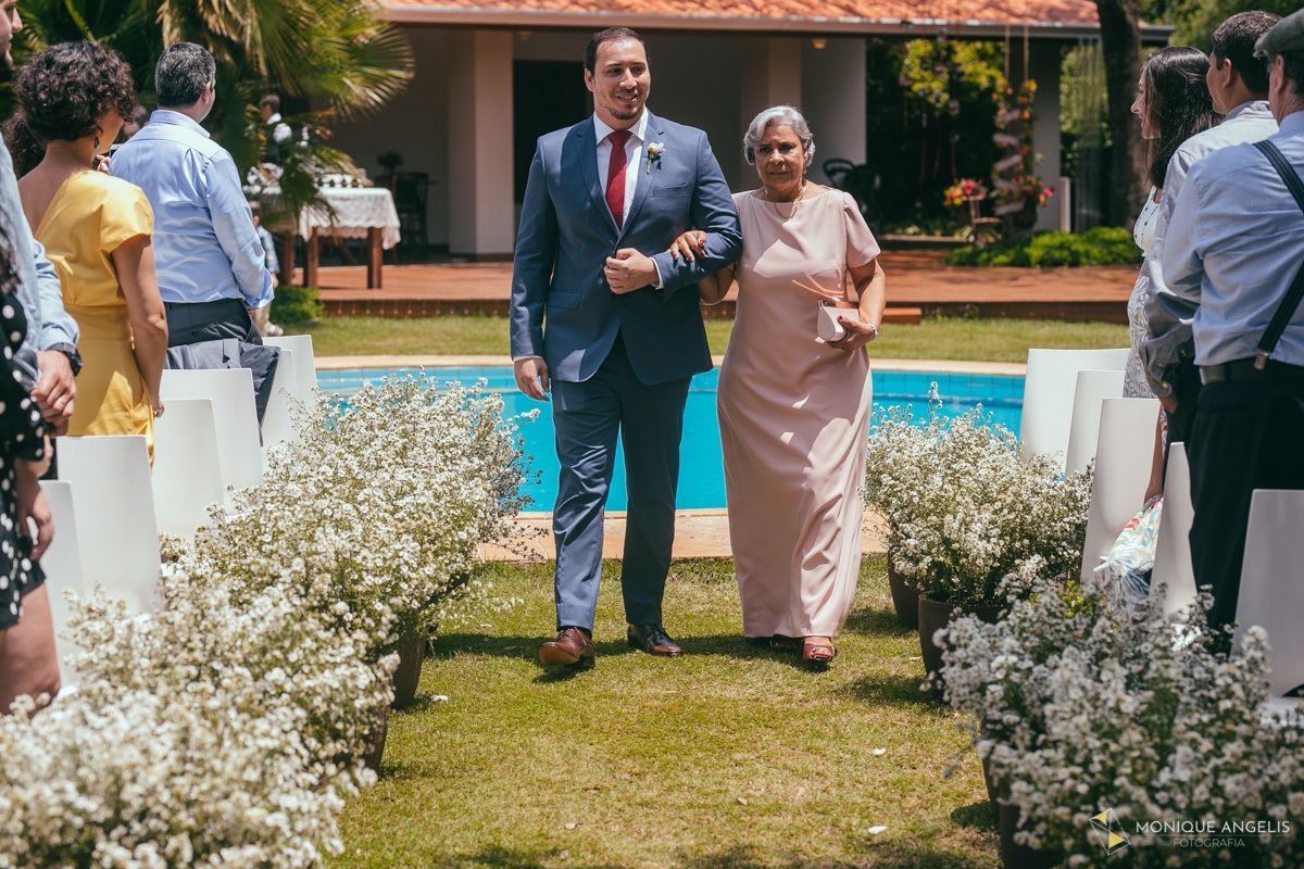 a entrada do noivo na cerimonia do casamento