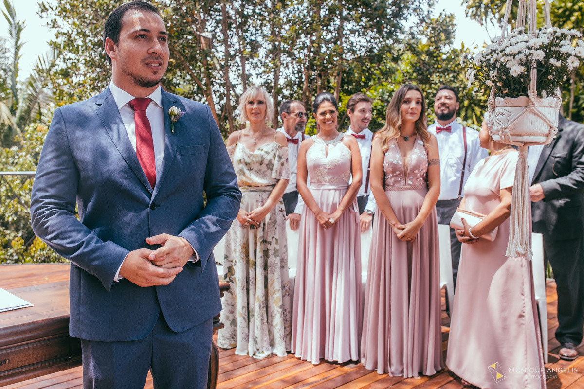 noivo aguardando a entrada da noiva no casamento