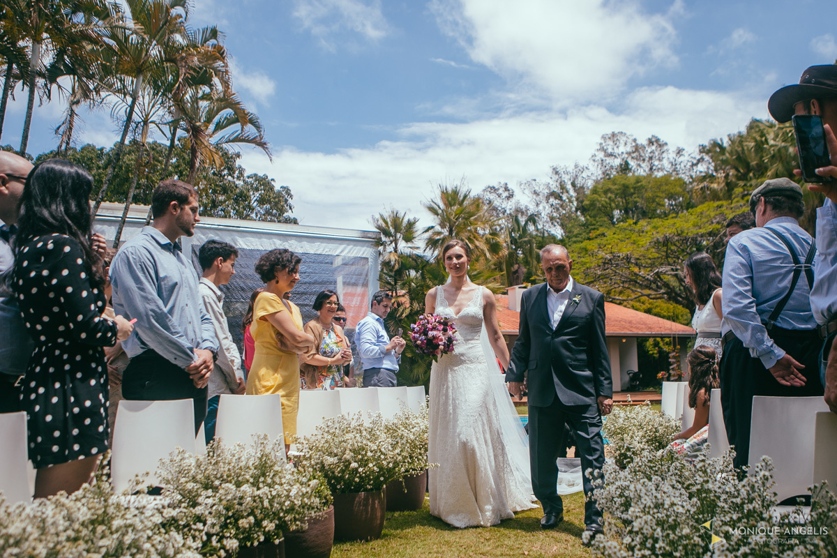 a entrada da noiva no casamento