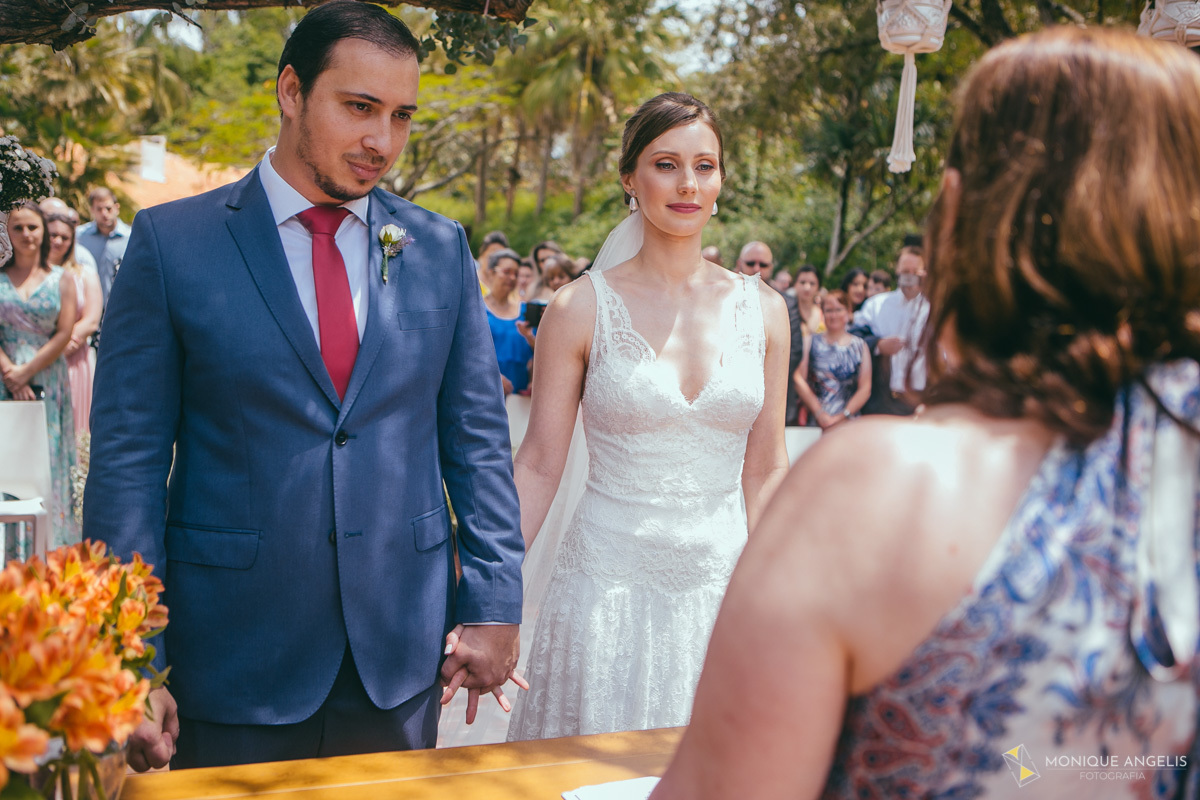 noivos em frente ao altar na cerimonia do casamento