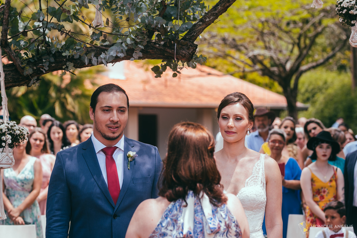 casal de noivos no altar