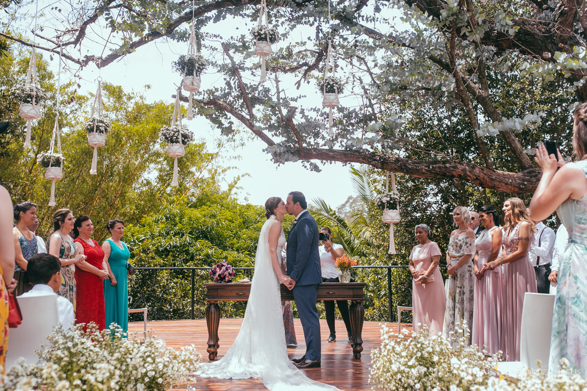 O beijo do casal após a cerimonia no Alto das Palmeiras