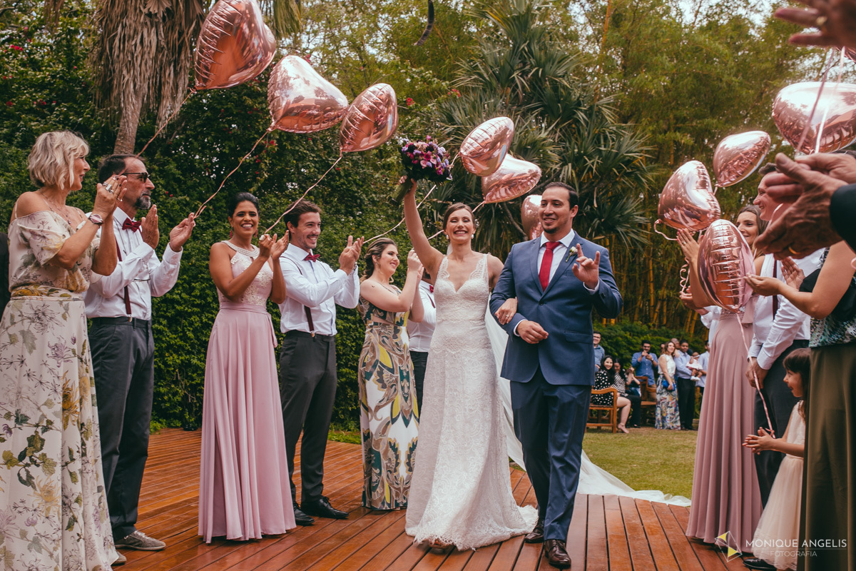 A saída dos noivos após cerimônia de casamento no Alto das Palmeiras