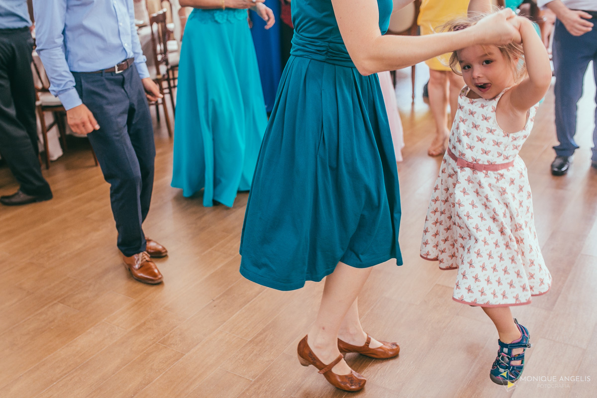 Menina dançando com sua mãe na pista de dança em festa de casamento