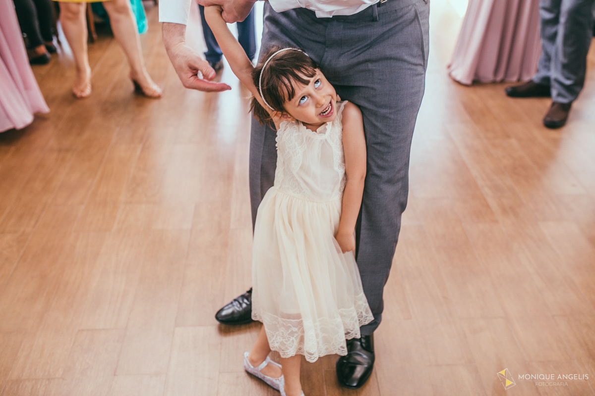 Menina dançando com seu pai durante a festa de casamento no Alto das Palmeiras