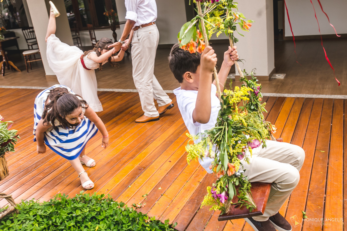 Crianças dançando e brincando durante festa do casamento
