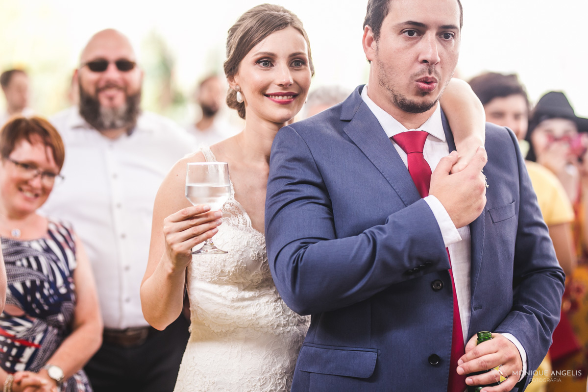 Casal de noivos recebendo homenagem na festa do casamentos