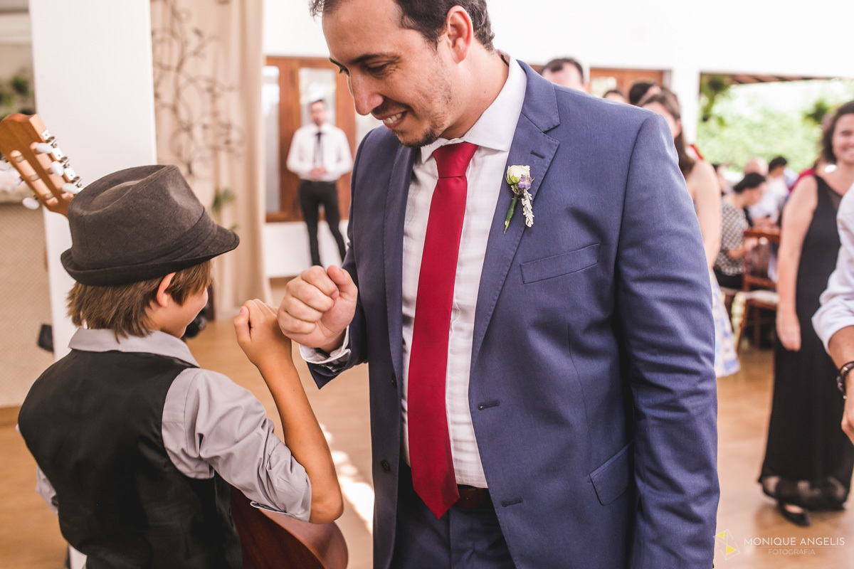 Noivo agradecendo homenagem do garoto na festa do casamento