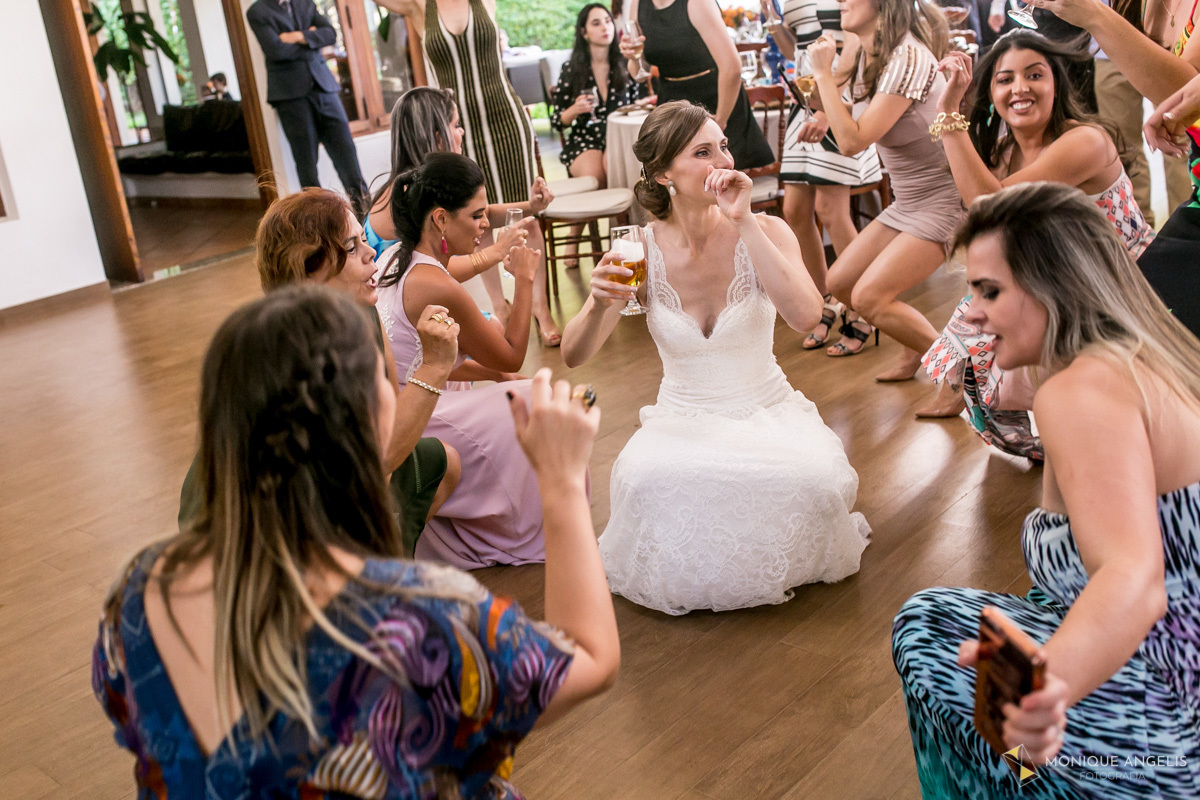 Noivo dançando com suas amigas convidadas na festa do seu casamento no Alto das Palmeiras