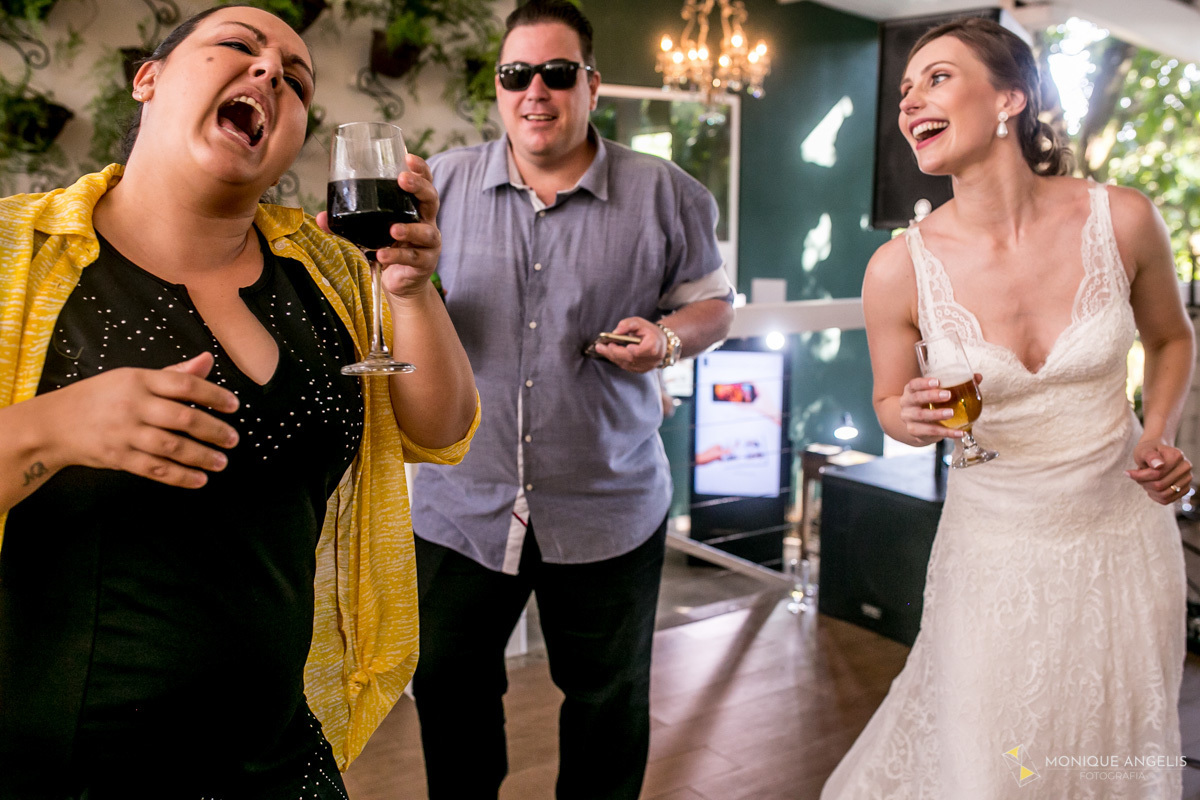 Noiva dançando e cantando com seus convidados durante festa do casamento
