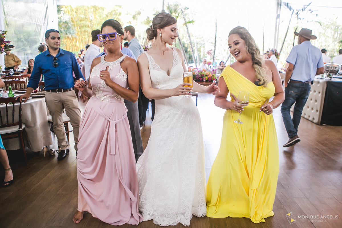 noiva dançando com suas convidadas na pista de dança de seu casamento