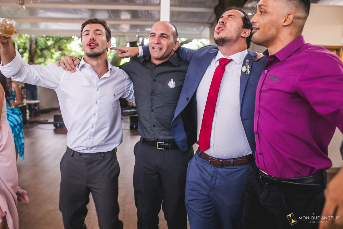 noivo cantando e se divertindo com seus amigos convidados em sua festa de casamento no Alto das Palmeiras