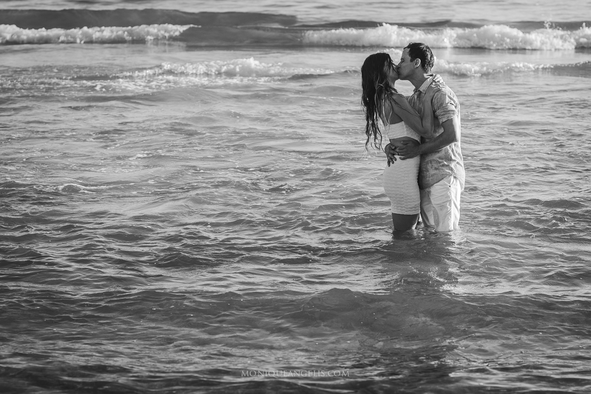 Ensaio pre wedding na praia de Maresias casal de noivos se beijando no mar