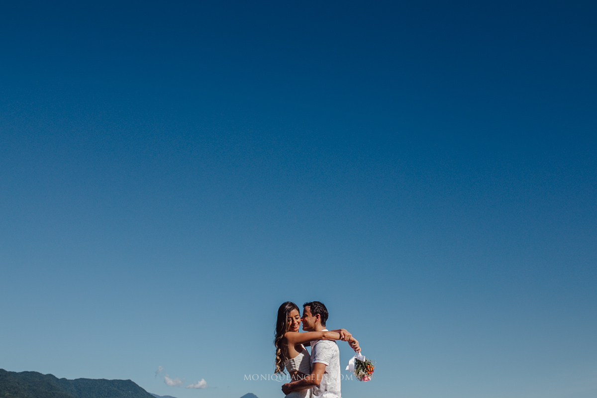 Ensaio pre wedding na praia de Maresias casal trocando carinhos na praia