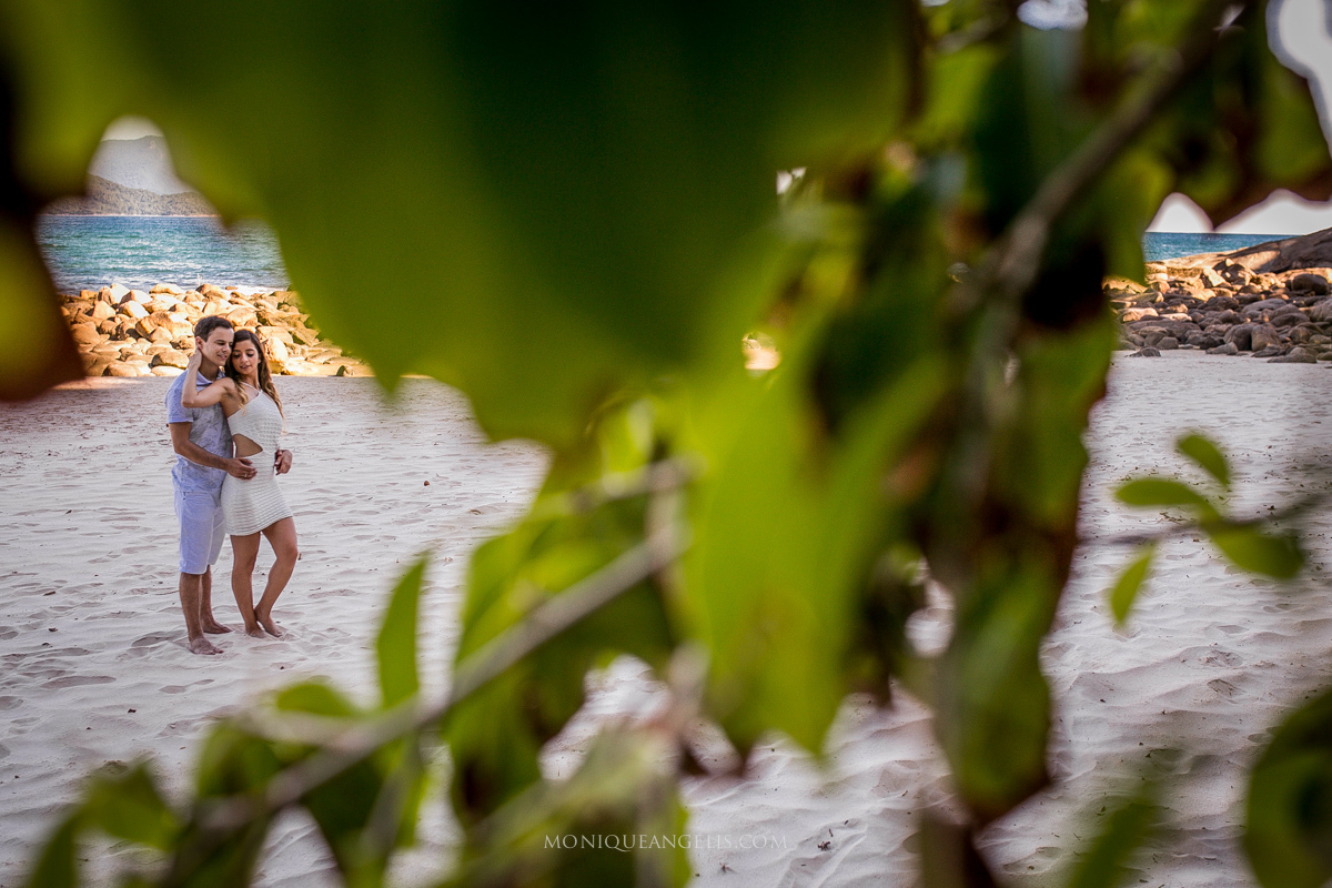 Ensaio pre wedding na praia de Maresias casal abraçados na areia