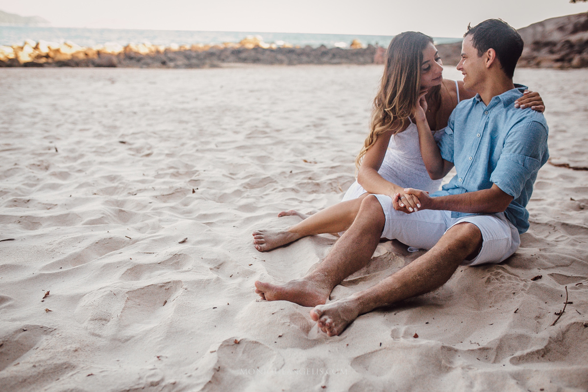 Ensaio pre wedding na praia de Maresias casal de noivos sentados na areia