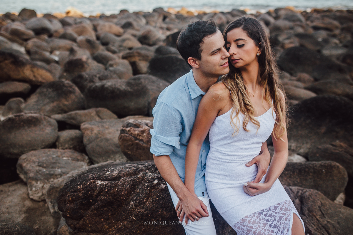 Ensaio pre wedding na praia de Maresias casal de noivos na praia 