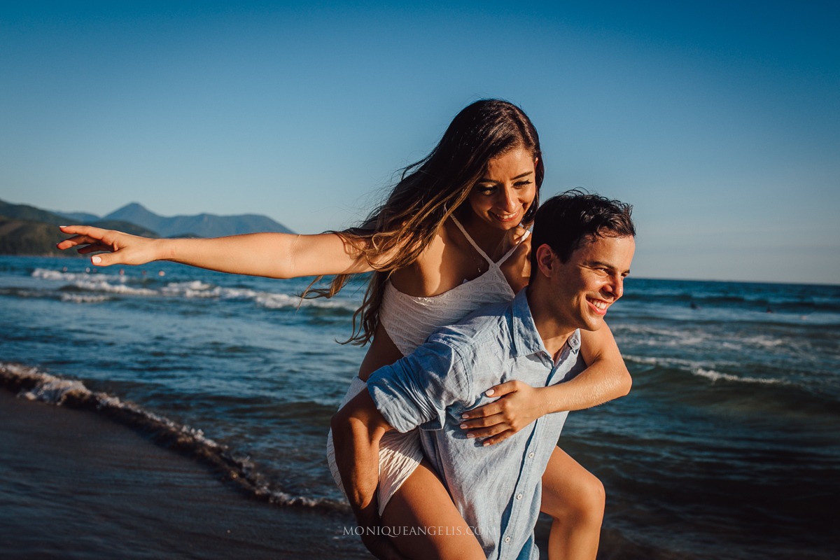 Ensaio pre wedding na praia de Maresias casal se divertindo na praia