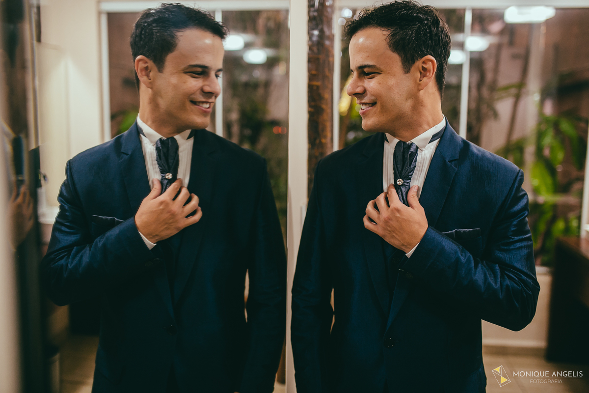 noivo se arrumando antes do casamento