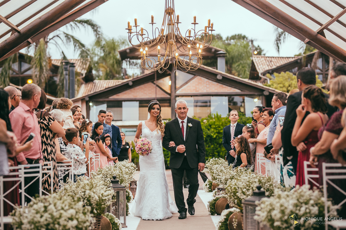 a entrada da noiva na cerimonia do casamento