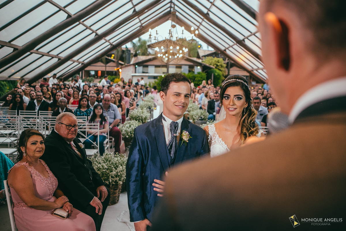casal de noivos durante a cerimonia do casamento