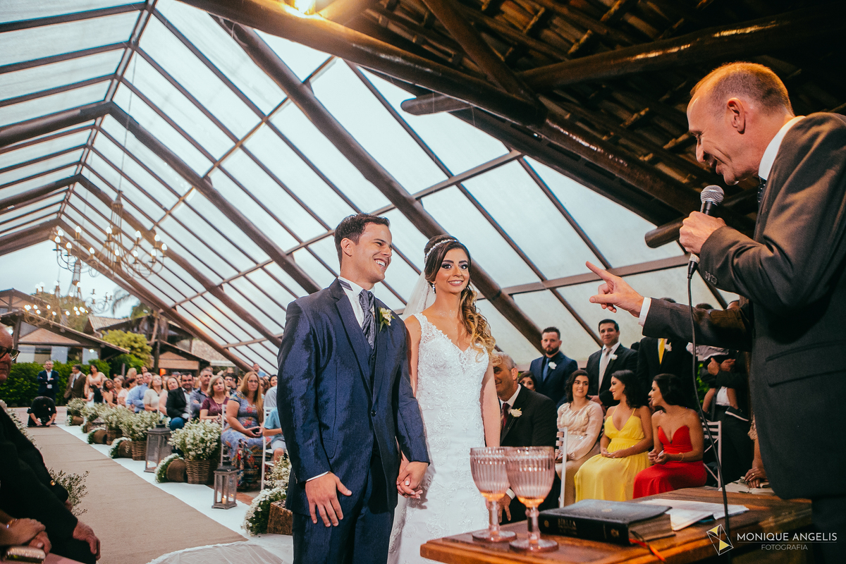 casal de noivos sorrindo durante a cerimônia do casamento