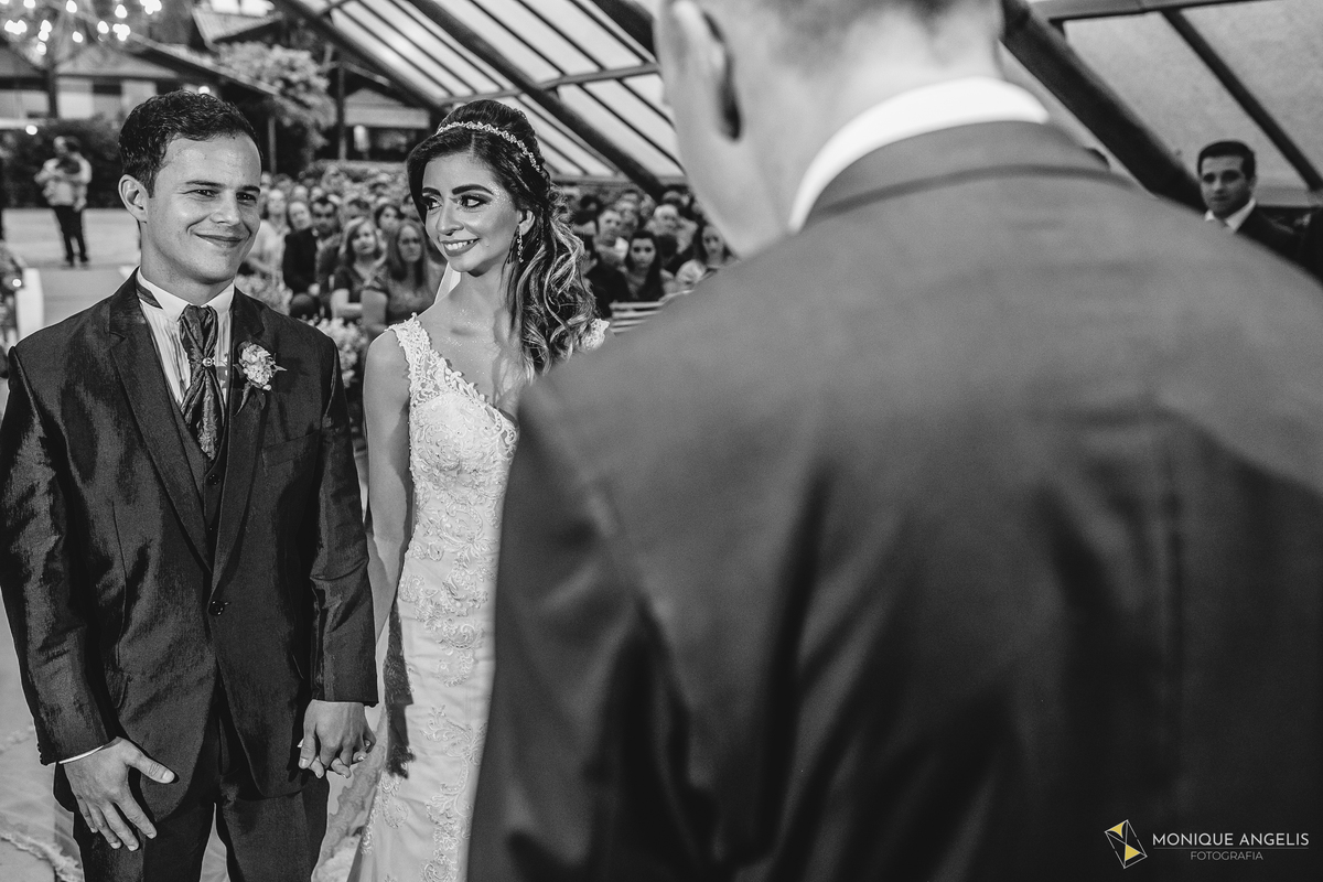 o olhar da noiva para o noivo durante a cerimônia do casamento