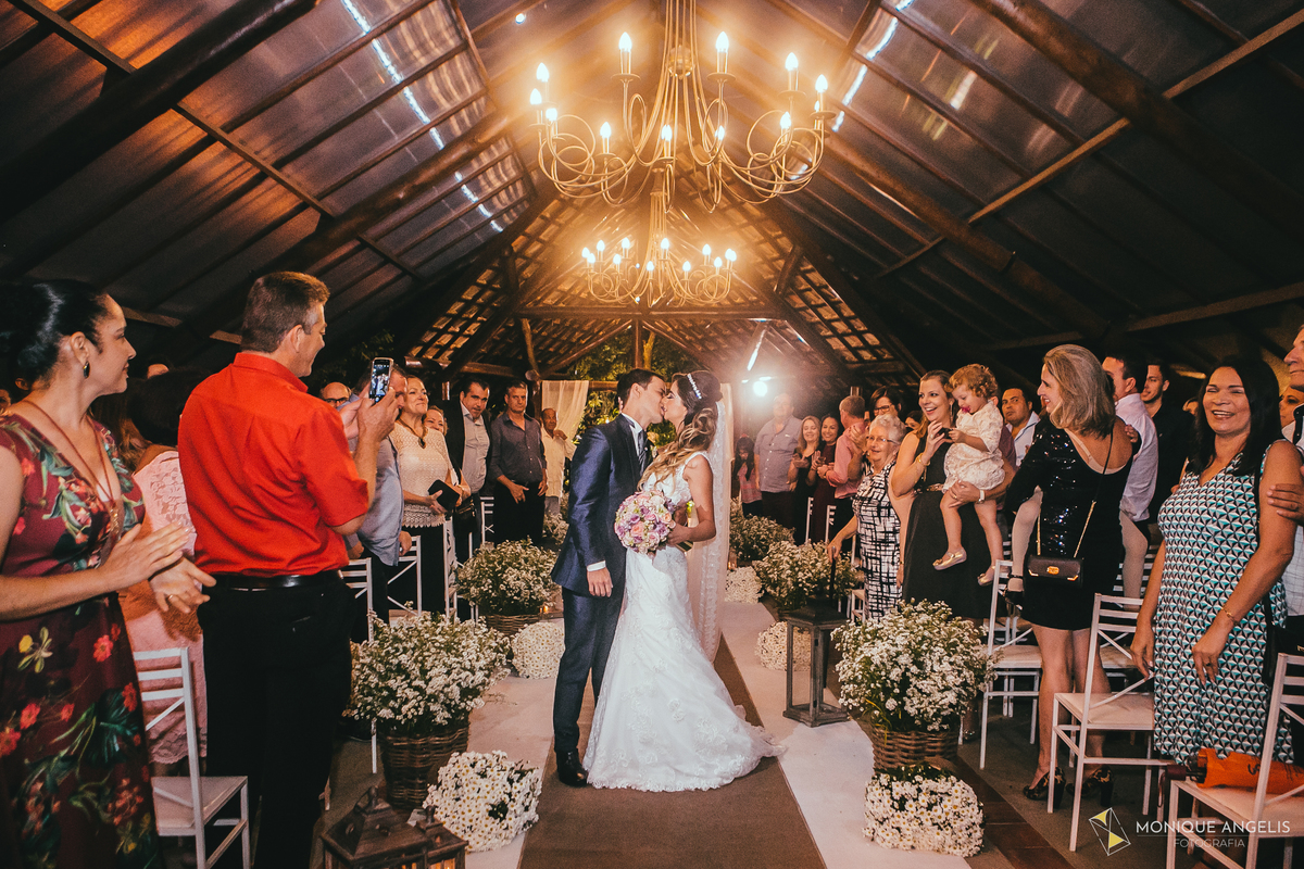 O beijo dos noivos após a cerimônia do casamento