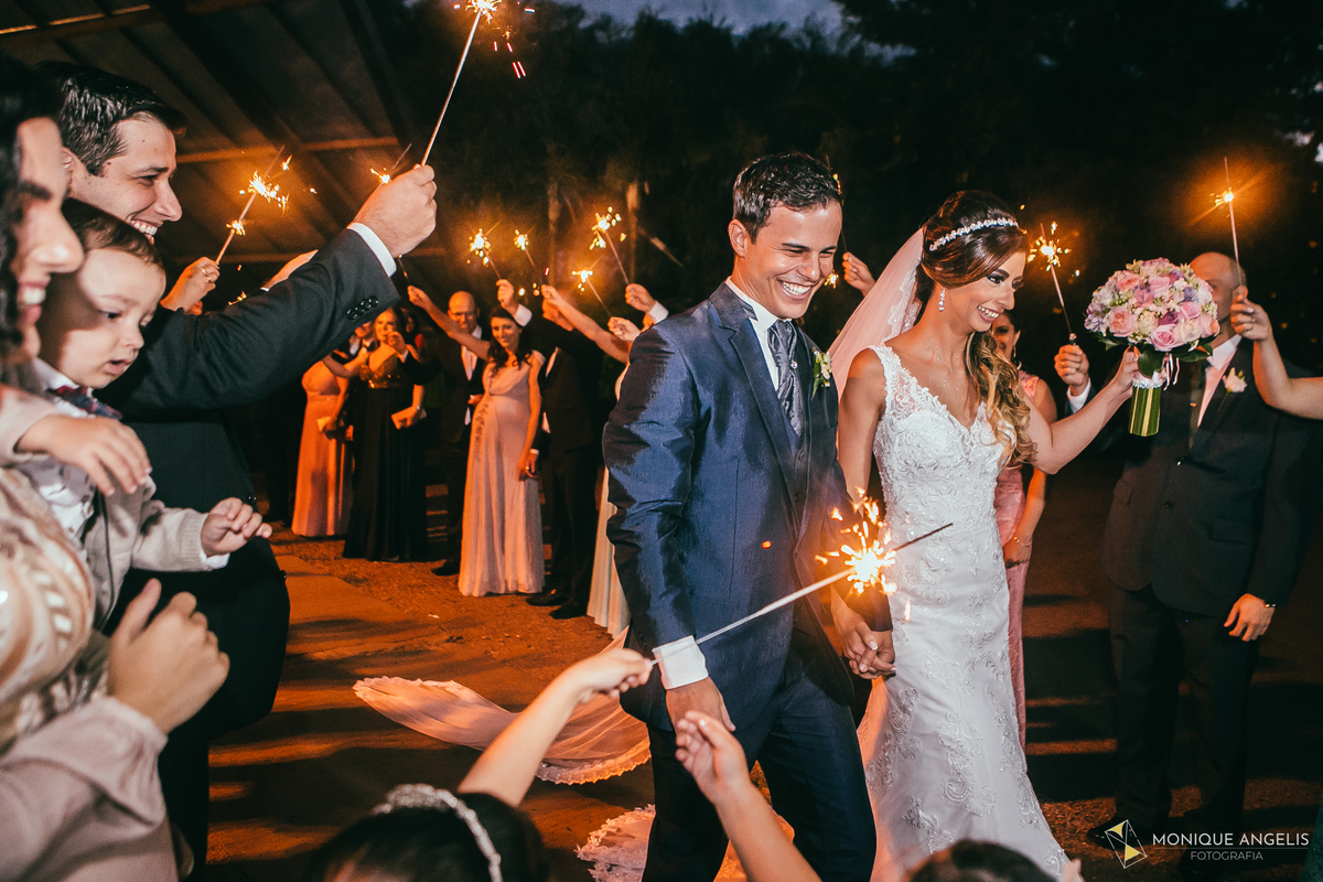 A saída do casal após a cerimônia